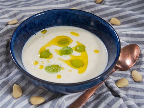   Ajoblanco: A Refreshing Spanish Soup That Combines Creamy Textures and Vibrant Summer Flavors!