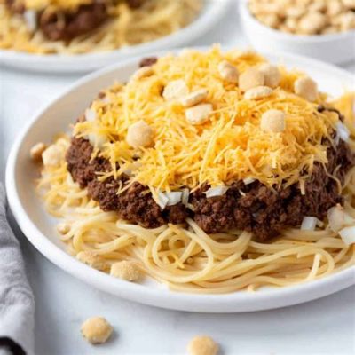  Cincinnati Chili! Seuraa Mausteista Tietä Juustoisen ja Makea-Kirpeän Herkkuruokien Maailmaan!