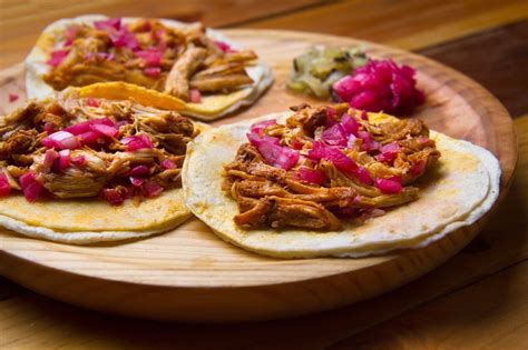  Cochinita Pibil: Savuisasti marinoitu possu ja eksoottiset mausteet tekevät tästä annoksesta unohtumattoman kokemuksen!