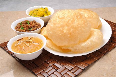  Halwa Puri:  A Sweet and Spicy Indulgence That Will Transport Your Taste Buds to the Bustling Streets of Hyderabad!