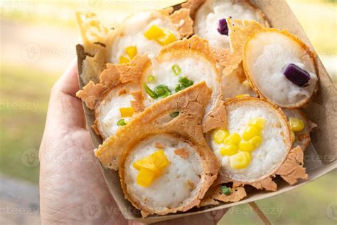  Khanom Krok:  A Crispy Indulgence Offering Sweet and Savory Dimensions in a Bite!