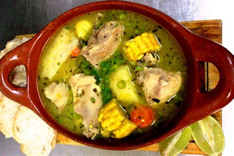  Sancocho de Gallina: Lämmittää Sielua Herkullisilla Lihaisilla Aromuilla ja Maustavin Tuoreilla Kasviksilla!