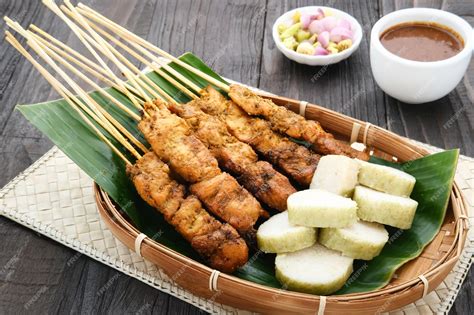  Sate Ayam: Kokeile Tuliset ja Mausteiset Kanasatyjä Yogyakartasta!