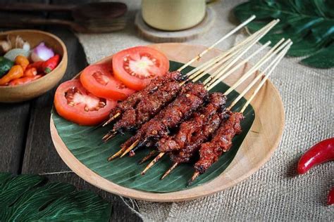  Sate Rembiga: Mausteisen marinoitujen kana- tai lihasatieiden ja pehmeän riisin herkullinen yhdistelmä!