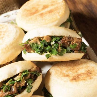   Xi’an Rou Jia Mo: Juicy Pork Filling Wrapped in Crispy Flatbread, a Symphony of Textures and Flavors!